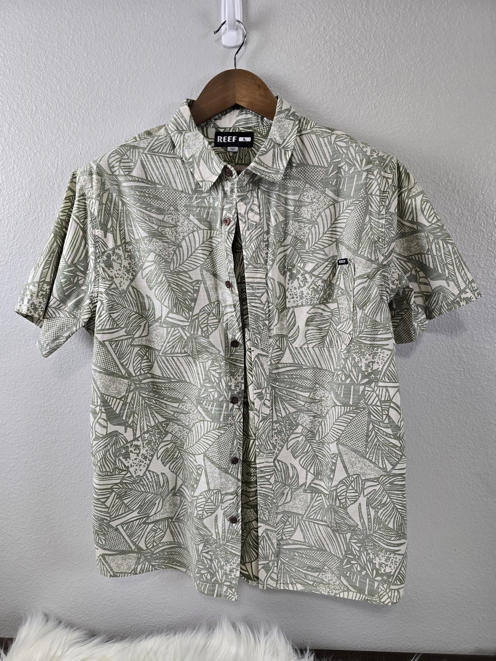 Reef Short Sleeve Button-Up Shirt in Olive and Cream Leaf Print